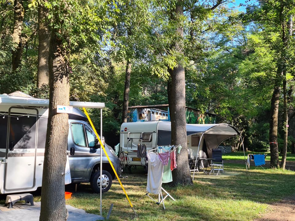 emplacement-tente-caravane-camping-caramping-ardeche-2