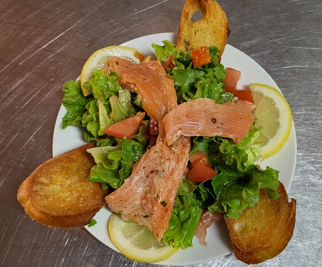 Petite salade de saumon marinée