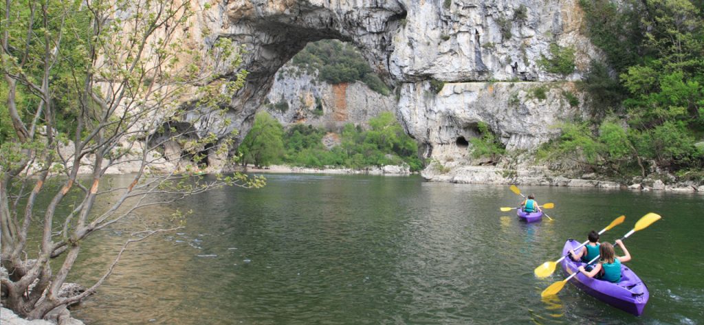 Gente en canoa por el río Ardèche.