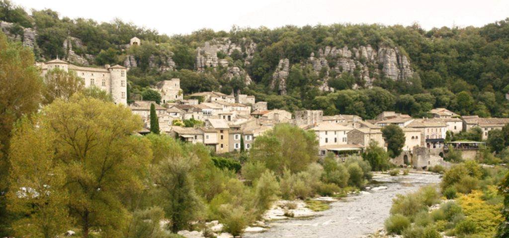 El pueblo de Vogüé, catalogado como uno de los más bellos de Francia.